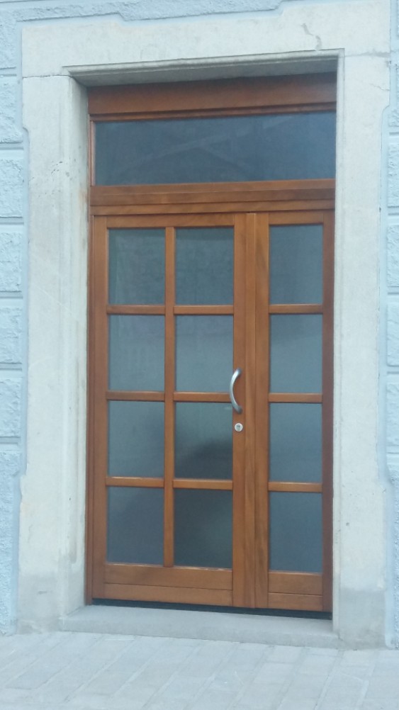 portone condominiale in vetro e PVC