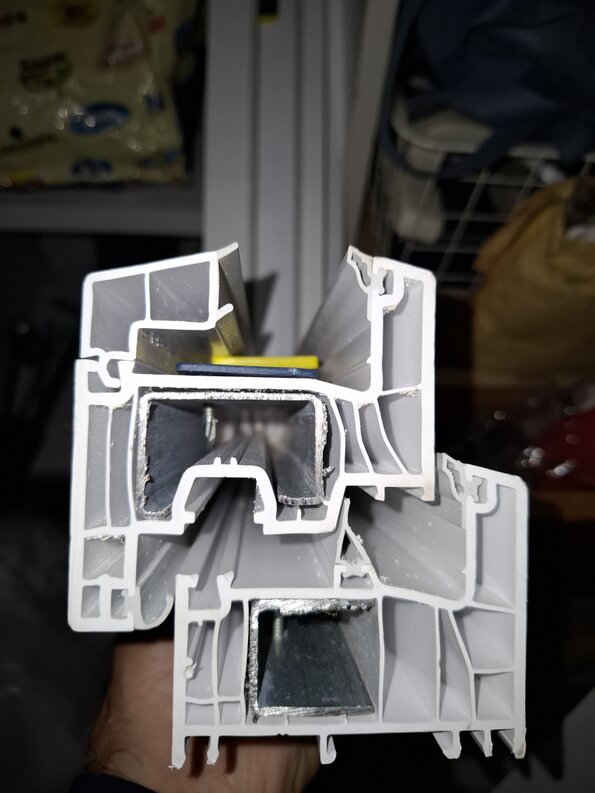 Dettaglio di profilo finestra in PVC e alluminio