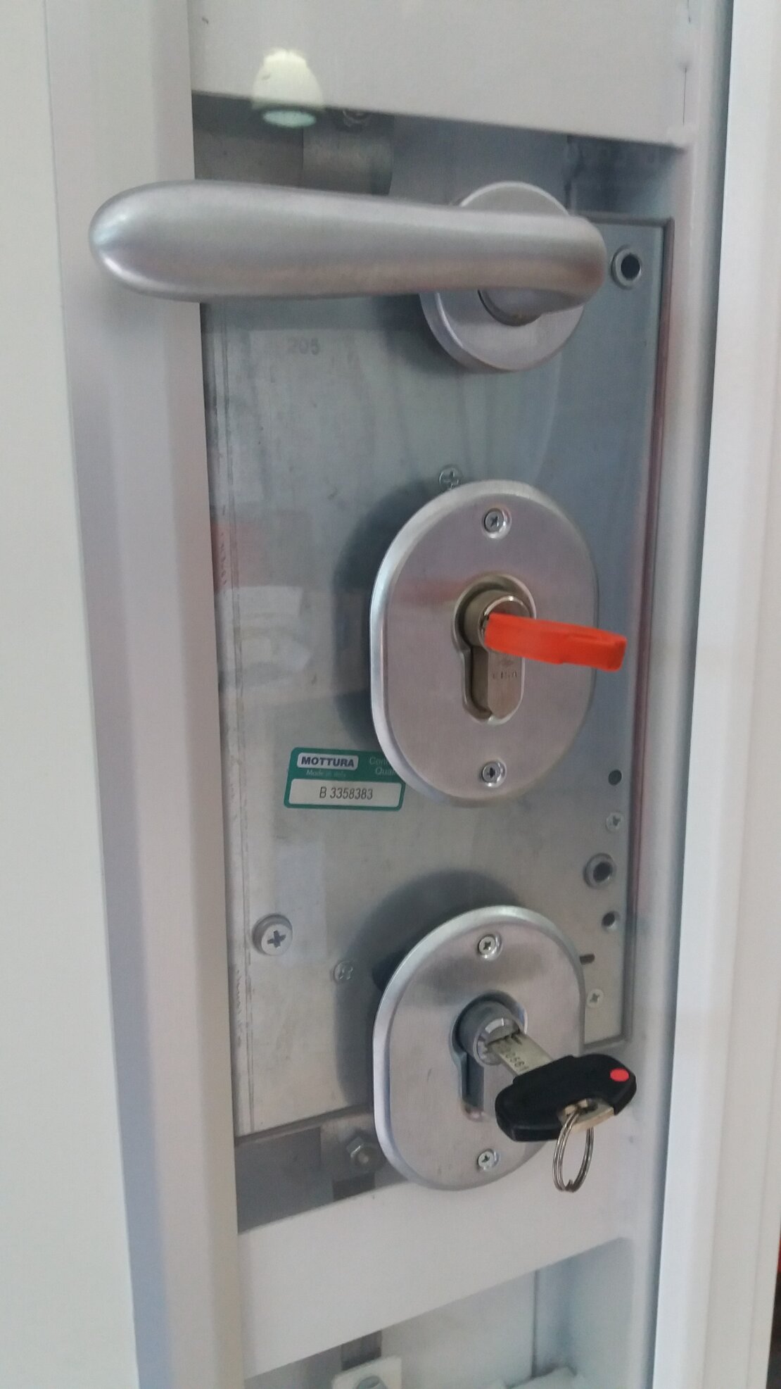 Porta blindata appena installata in un ingresso