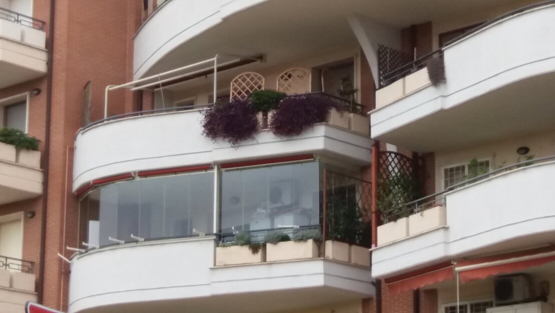 Vetrata panoramica su terrazzo con vista sulla città